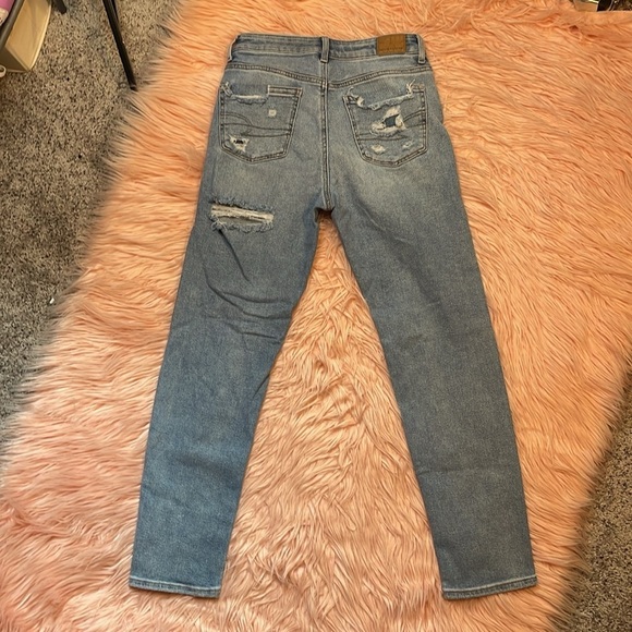 American Eagle Stretch Light Wash High Rise Distressed Ripped Mom Jean Size 0 - Picture 6 of 9